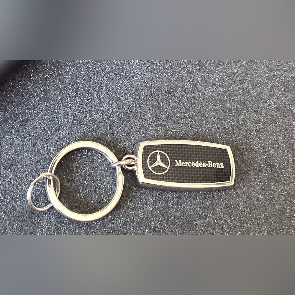 🌺 New Mercedes-Benz Silver Black Keyring
